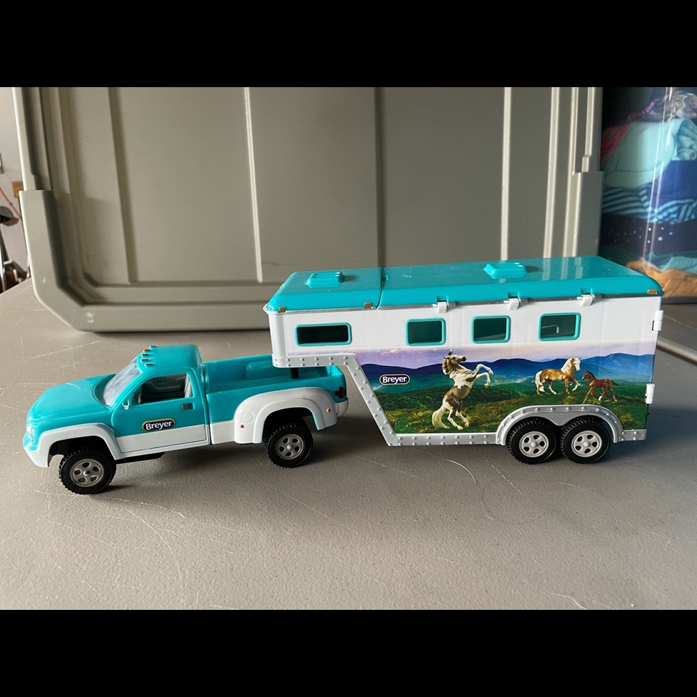 Breyer Stablemates truck and trailer.